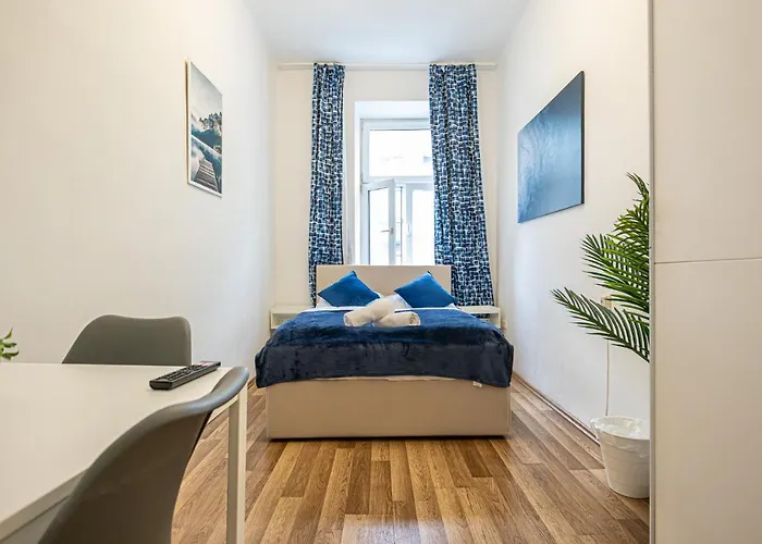 Modern Comforts: Chic Centrally Located