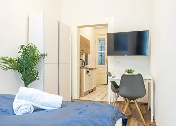 Modern Comforts: Chic Centrally Located *