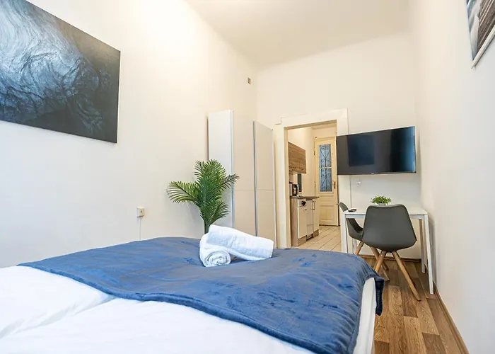 Modern Comforts: Chic Centrally Located *