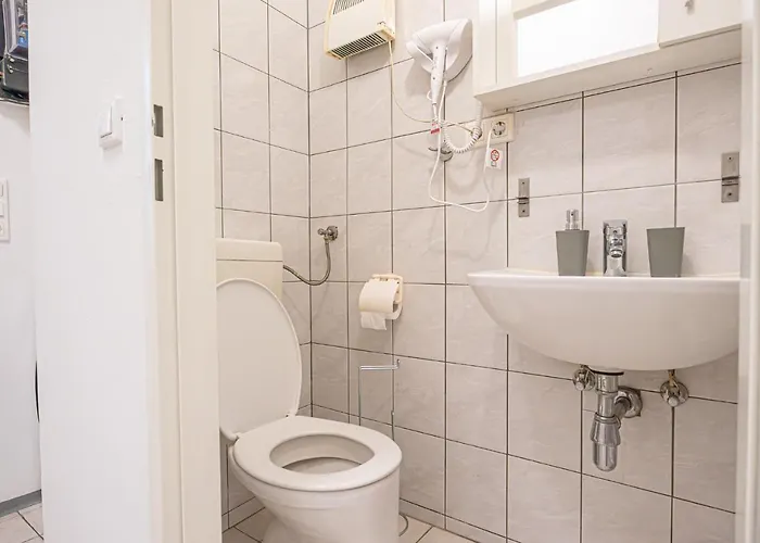 Modern Comforts: Chic Centrally Located